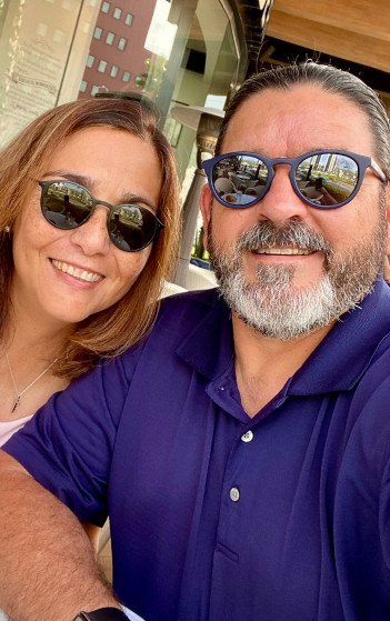 A man and woman posing for a selfie at a restaurant.